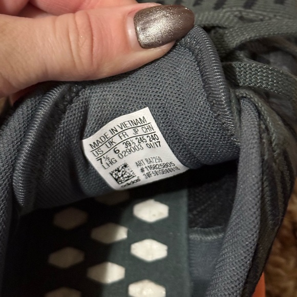 Adidas NMD R2 - Picture 2 of 3